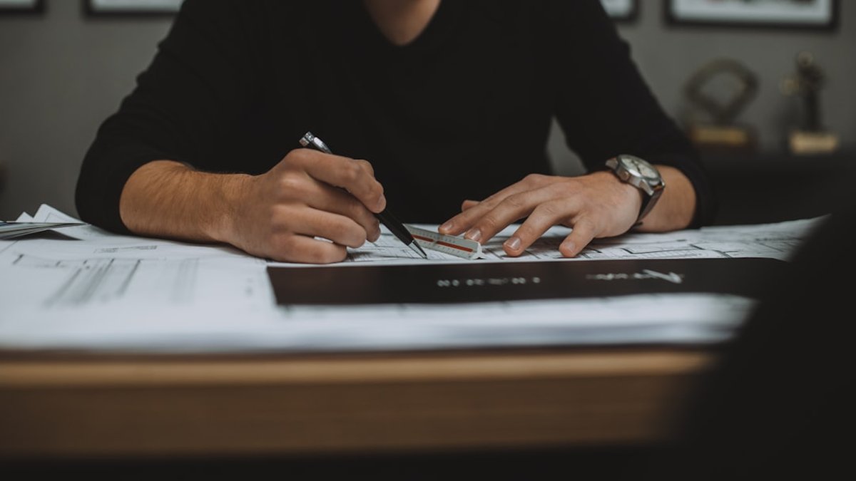 Contratos y cláusulas para freelancers: guía legal práctica