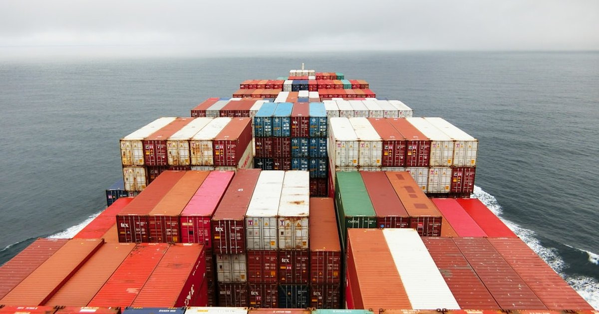 Exportar por transitario vs gestionar aduanas internamente: cuándo conviene y por qué